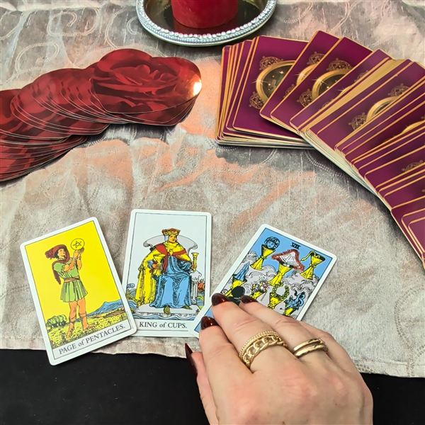 Drei Tarotkarten mit Rosen und Kerze